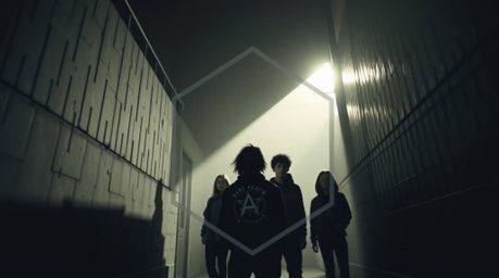 A striking geometric logo design depicts a grungy city alleyway, showcasing rebellious teens bathed in soft, diffused light. 