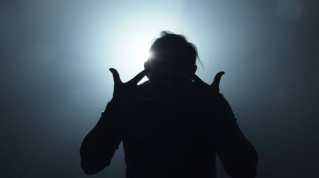 This comedic scene utilizes silhouette and backlighting techniques to create a hazy, dreamy atmosphere.  Exaggerated expressi