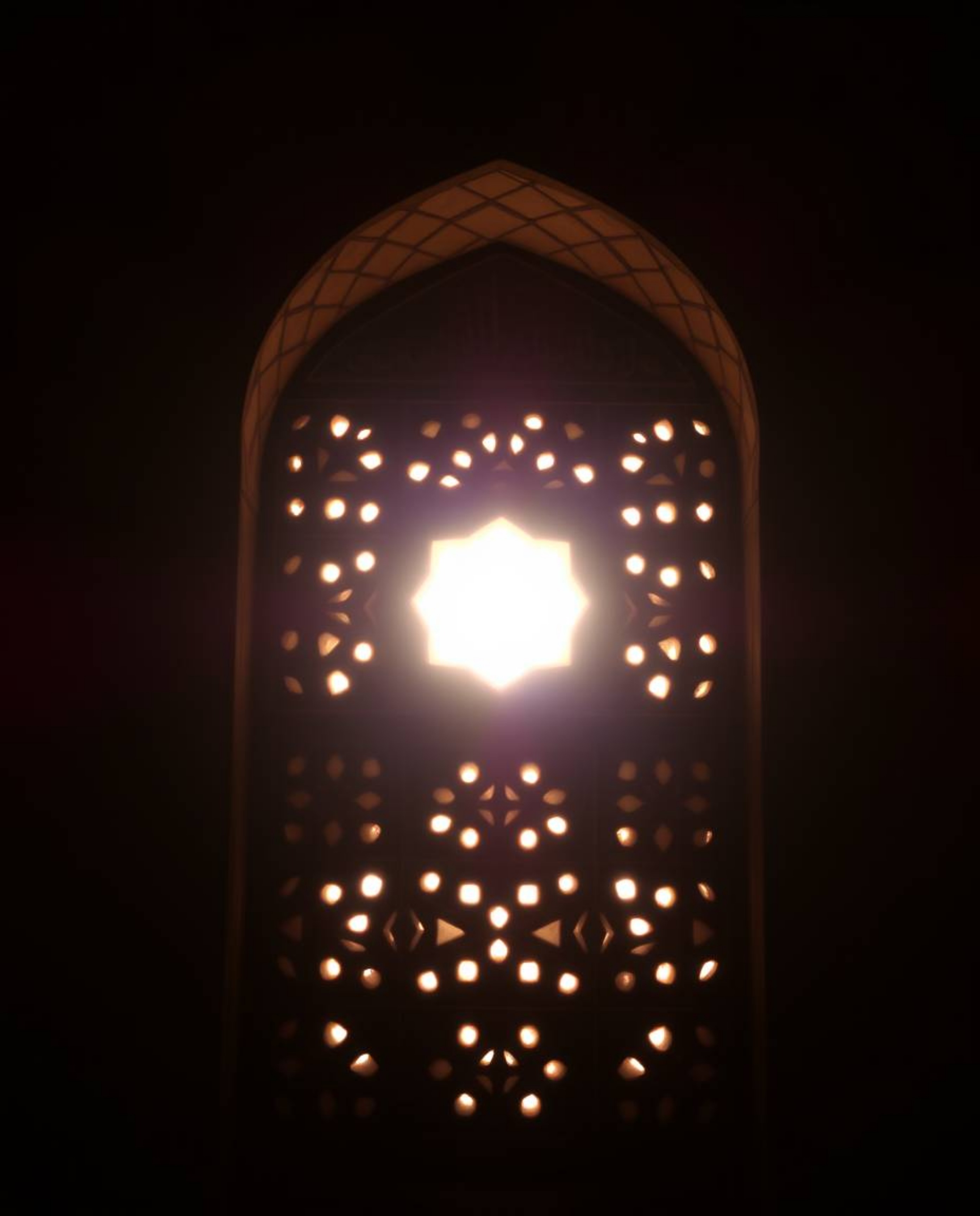 Explore stunning visuals featuring silhouetted backlighting and smooth gradient transitions, highlighting intricate Islamic g